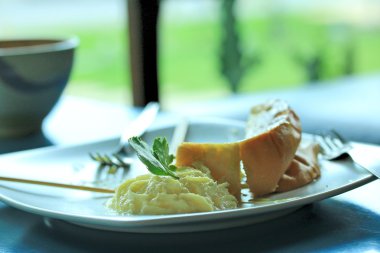 Muhallebi ve krem şanti ile tepesinde tost