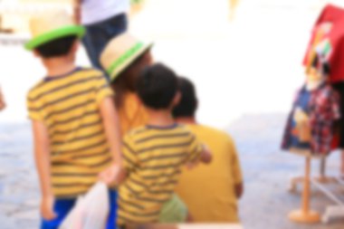 Parktaki insanlar bulanık.