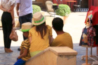 Parktaki insanlar bulanık.