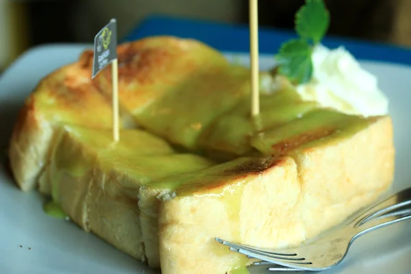 Toast gegarneerd met vla en slagroom — Stockfoto