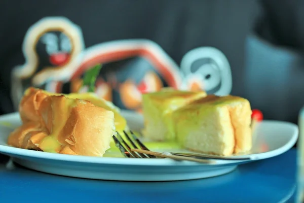 Toast gegarneerd met vla en slagroom — Stockfoto