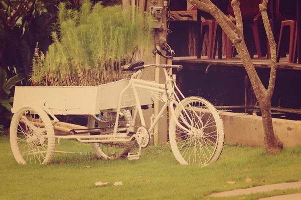 Vintage bicicleta blanca —  Fotos de Stock