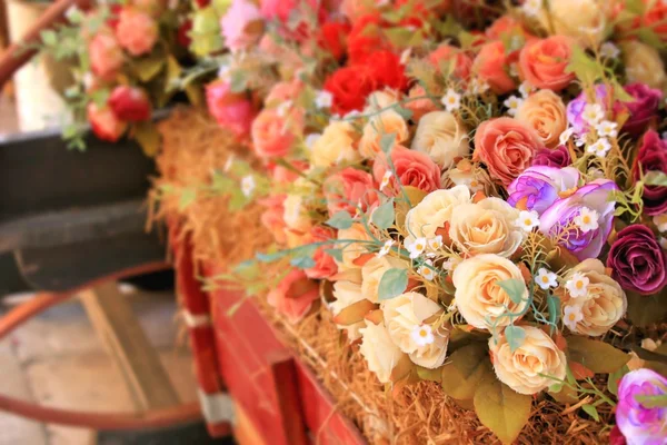 Hermosas rosas vintage de flores artificiales —  Fotos de Stock