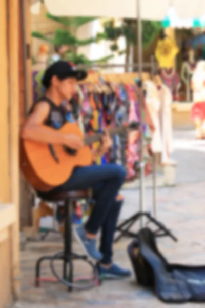 Blurred man playing guitar in the park — Stock Photo, Image