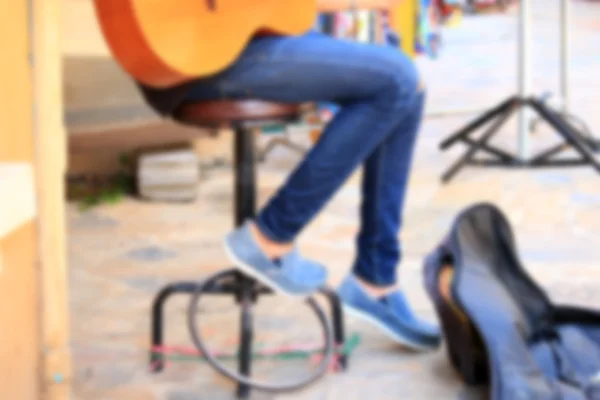 Uomo sfocato che suona la chitarra nel parco — Foto Stock