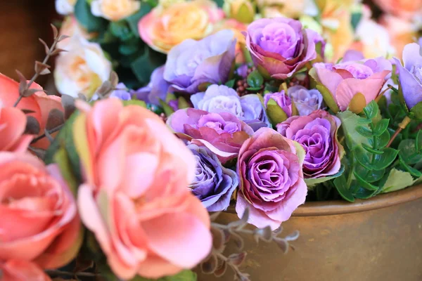Belles roses vintage de fleurs artificielles — Photo