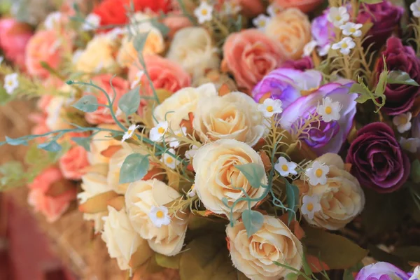 Hermosas rosas vintage de flores artificiales — Foto de Stock