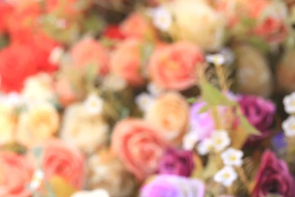 Rosas vintage bonitas borradas de flores artificiais — Fotografia de Stock