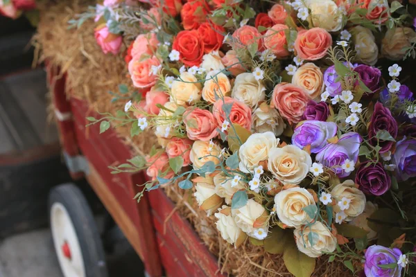 Smukke vintage roser af kunstige blomster - Stock-foto