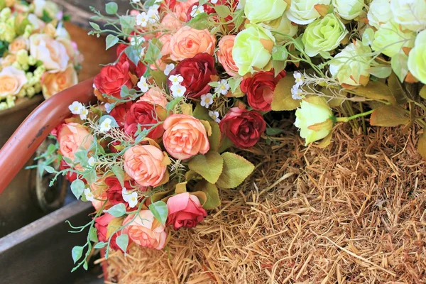 Schöne alte Rosen mit künstlichen Blumen — Stockfoto