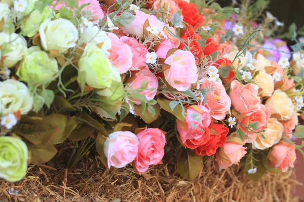 美丽的复古玫瑰人造花， — 图库照片