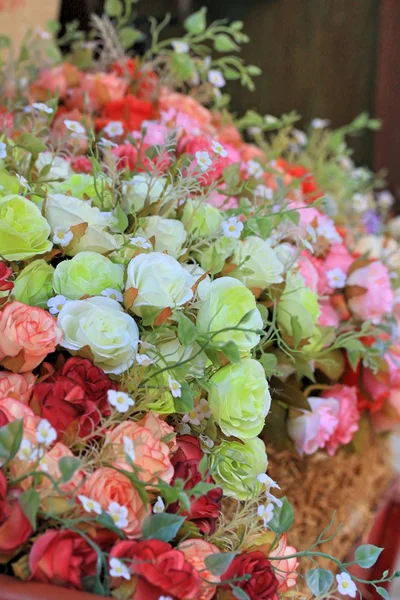 Schöne alte Rosen mit künstlichen Blumen — Stockfoto