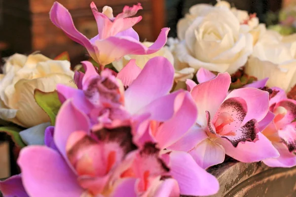 Schöne alte Rosen mit künstlichen Blumen — Stockfoto