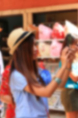 Parktaki insanlar bulanık.