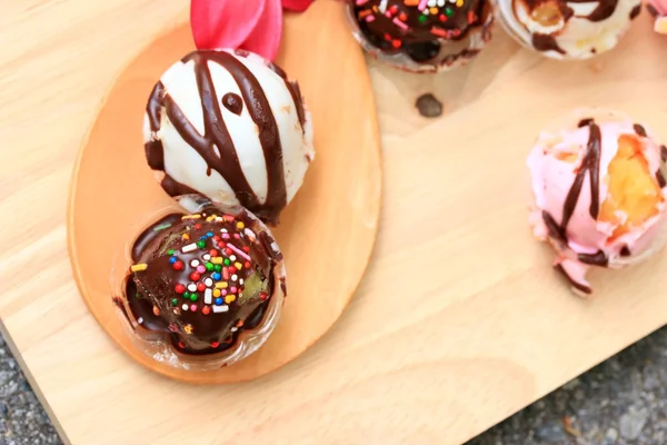 Cioccolato e fragola su legno — Foto Stock