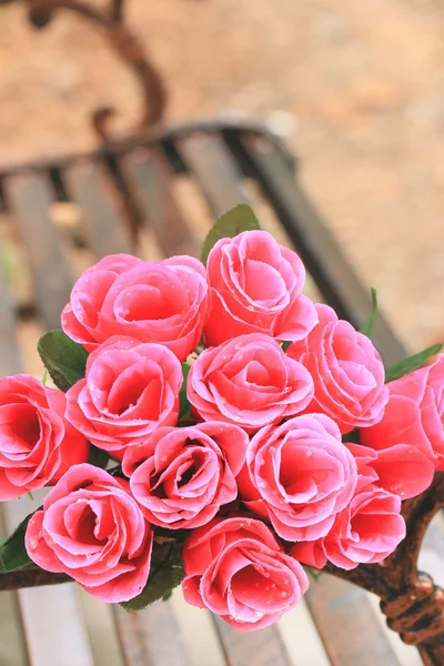 Schöne alte Rosen mit künstlichen Blumen — Stockfoto