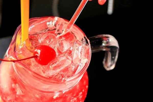Röd dryck strawberry soda. — Stockfoto
