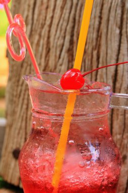 Kırmızı içecek çilekli soda.