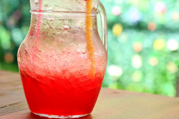 Bebida vermelha refrigerante de morango . — Fotografia de Stock