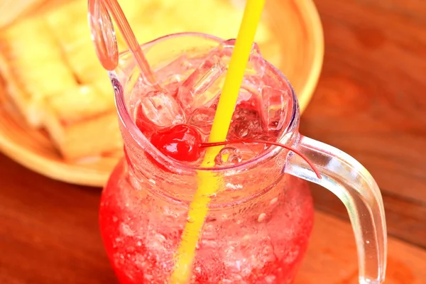 Bevanda rossa soda alla fragola . — Foto Stock