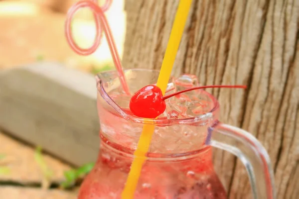 Minuman merah strawberry soda . — Stok Foto