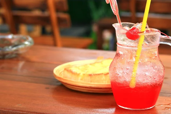 Bevanda rossa soda alla fragola . — Foto Stock