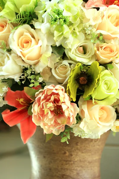Hermosas rosas vintage de flores artificiales — Foto de Stock