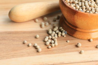 ahşap arka plan üzerinde beyaz biber tohumları.