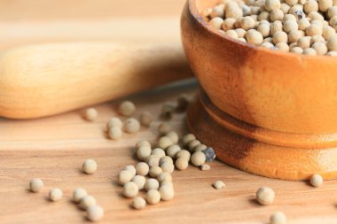 ahşap arka plan üzerinde beyaz biber tohumları.