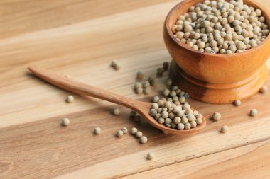 ahşap arka plan üzerinde beyaz biber tohumları.