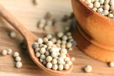 ahşap arka plan üzerinde beyaz biber tohumları.