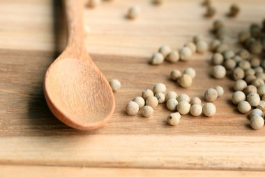 ahşap arka plan üzerinde beyaz biber tohumları.