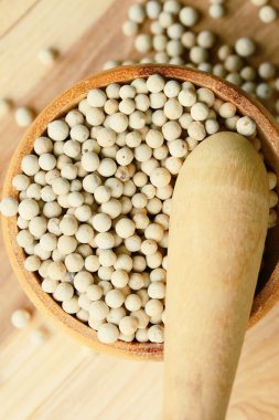 ahşap arka plan üzerinde beyaz biber tohumları.