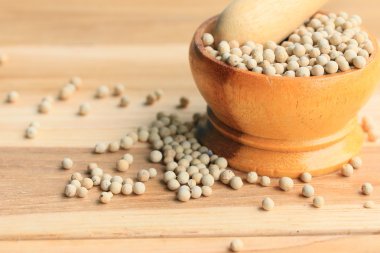 ahşap arka plan üzerinde beyaz biber tohumları.