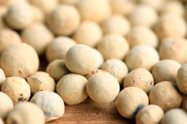 ahşap arka plan üzerinde beyaz biber tohumları.