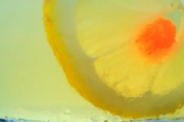 Dryck glas citron på is — Stockfoto