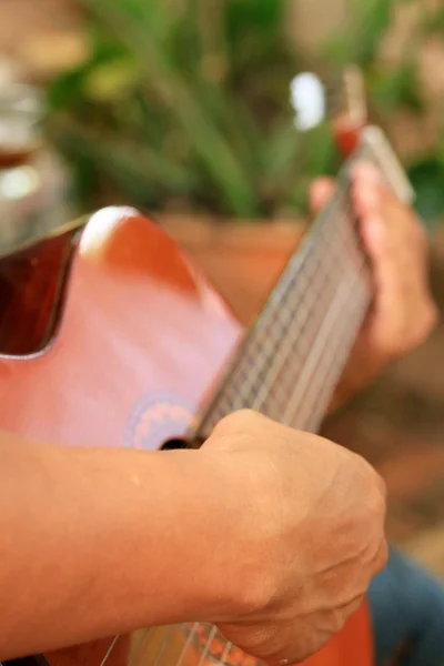 Uomo che suona la chitarra — Foto Stock