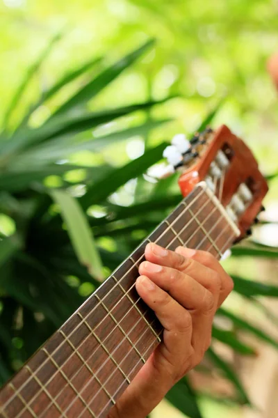 Uomo che suona la chitarra — Foto Stock