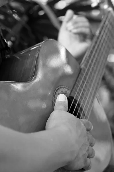 Uomo che suona la chitarra — Foto Stock