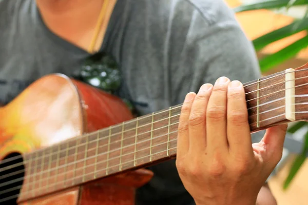 Uomo che suona la chitarra — Foto Stock