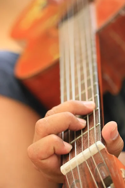 Uomo che suona la chitarra — Foto Stock