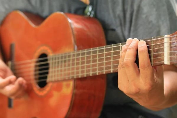 Uomo che suona la chitarra — Foto Stock