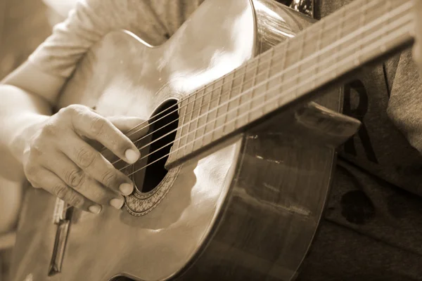 Homem tocando guitarra — Fotografia de Stock