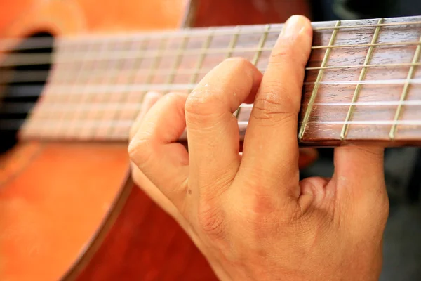 Uomo che suona la chitarra — Foto Stock