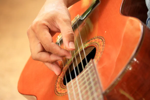 Uomo che suona la chitarra — Foto Stock