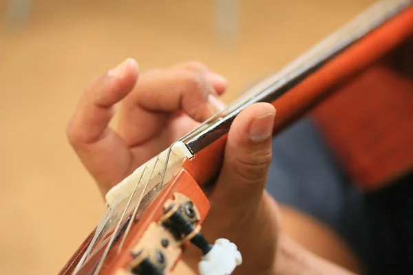 Uomo che suona la chitarra — Foto Stock