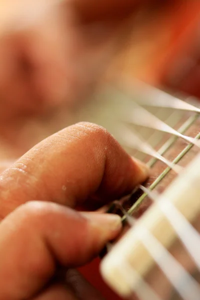 Uomo che suona la chitarra — Foto Stock