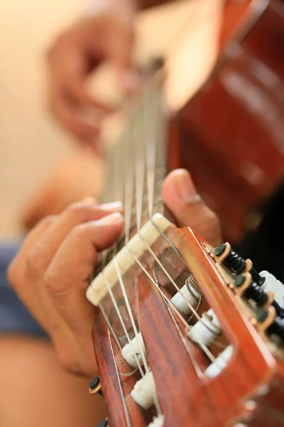 Uomo che suona la chitarra — Foto Stock