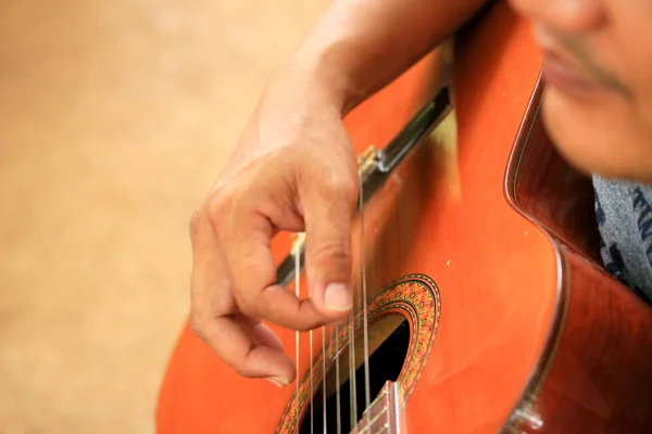 Homme jouant de la guitare — Photo