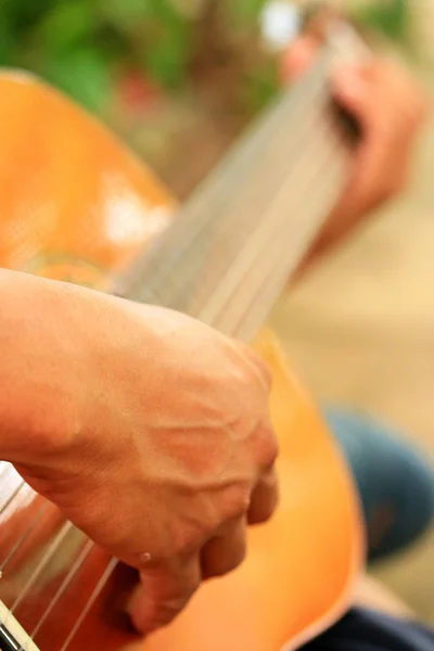 Uomo che suona la chitarra — Foto Stock